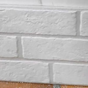 Panel de azulejos cerámicos blancos con textura de ladrillo y juntas visibles