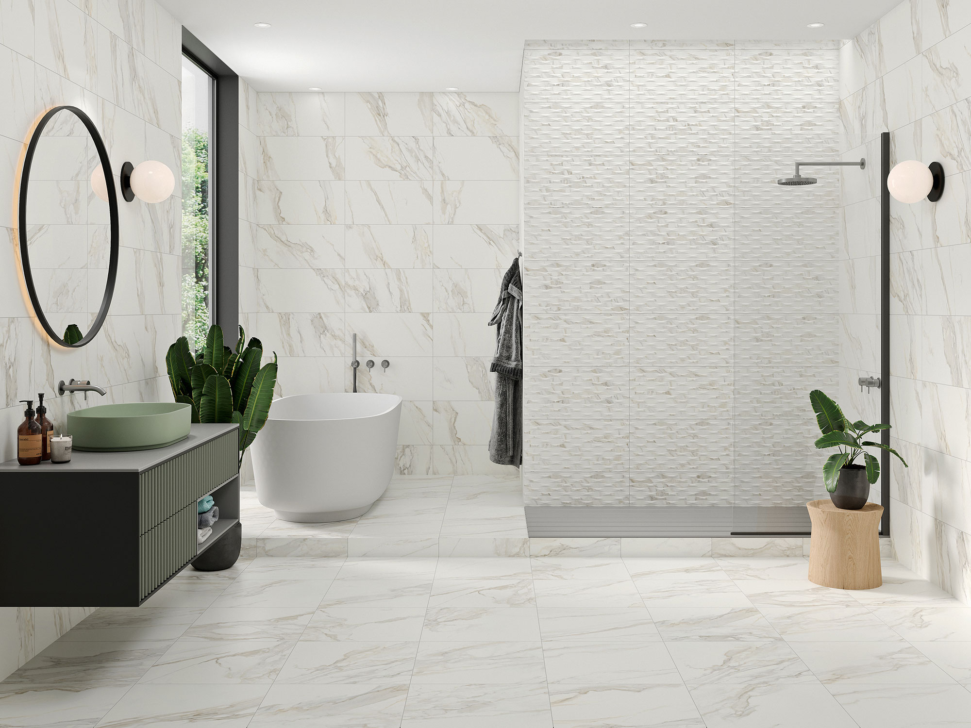 Baño expositivo con azulejos efecto mármol, bañera exenta, ducha y mueble lavabo.