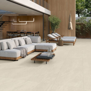 HALTON-CREAM-60X120_OTWAY-NATURAL-120X280_RGB Terraza moderna con pavimento cerámico crema, sofá modular, tumbonas y jardín.