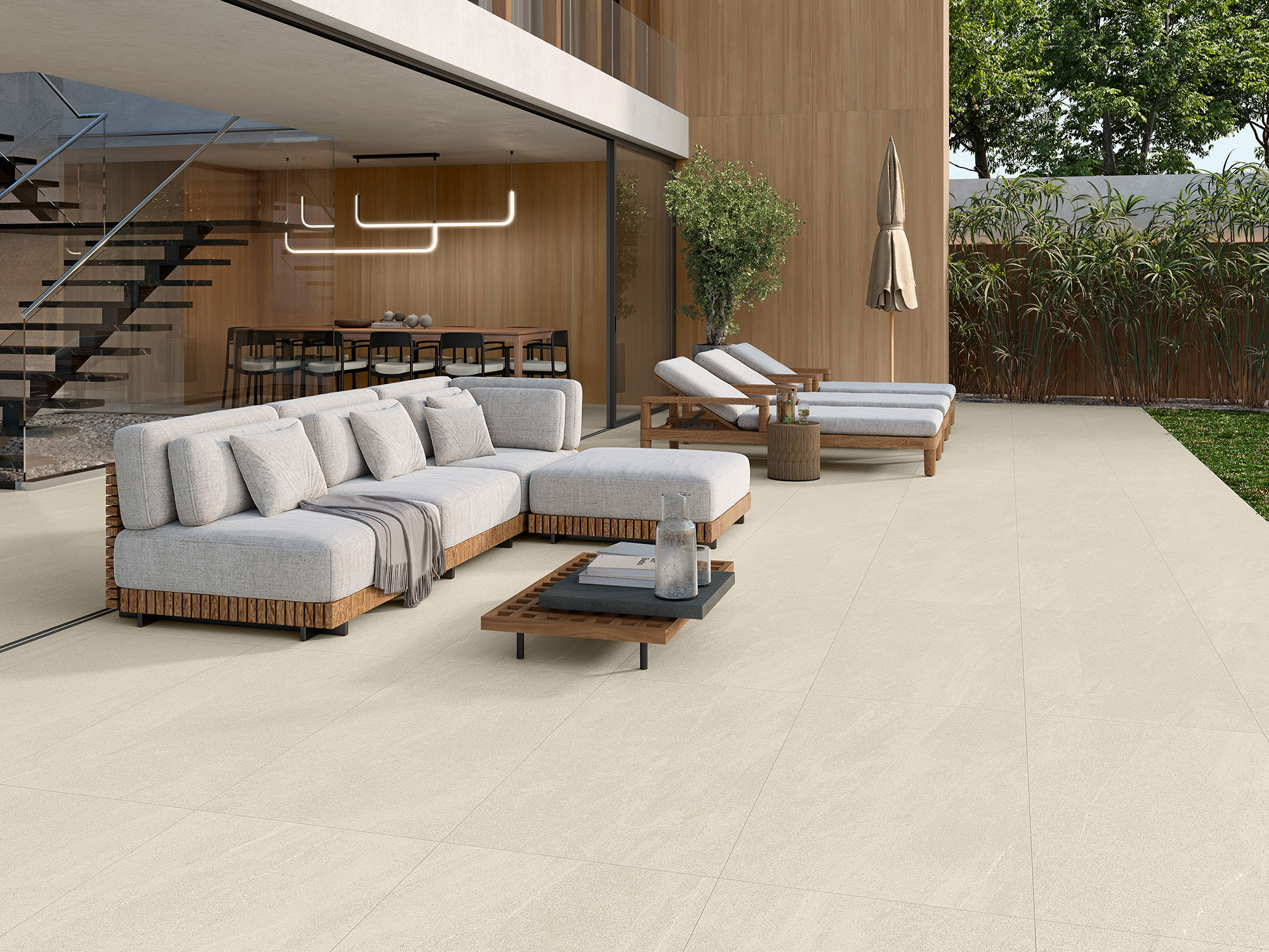 HALTON-CREAM-60X120_OTWAY-NATURAL-120X280_RGB Terraza moderna con pavimento cerámico crema, sofá modular, tumbonas y jardín.