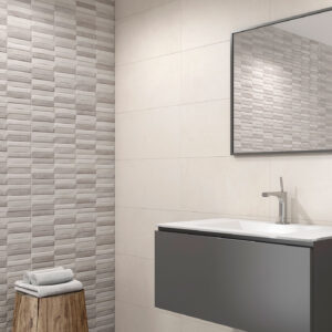 Baño con revestimiento cerámico texturizado, lavabo suspendido, espejo y taburete de madera