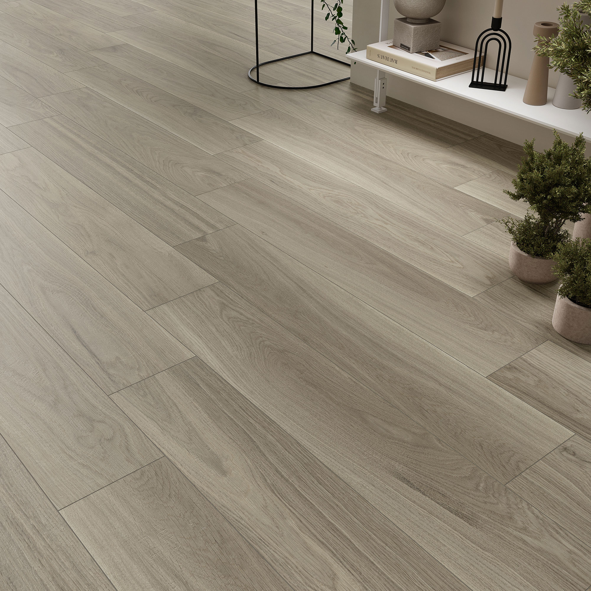 NUK-GREY-23X120 Suelo cerámico efecto madera con lamas claras y estante decorativo en showroom