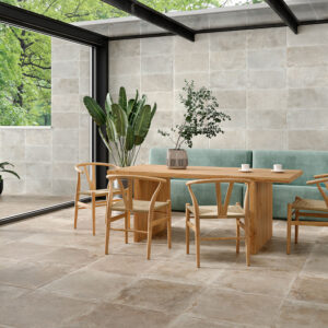 SAINT-ANDREWS-GRIS_NATURAL-30X60_60X60 Interior con pavimento y revestimiento cerámico beige, mesa de madera y banco verde