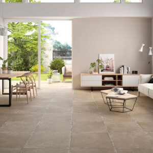 Salón comedor moderno con suelo cerámico de grandes losas beige y salida a jardín