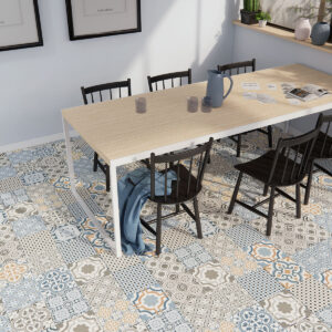 Mesa madera clara, sillas negras y suelo azulejos hidráulicos estampados.