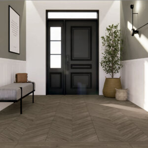 Recibidor con pavimento cerámico en espiga efecto madera, puerta negra y banco