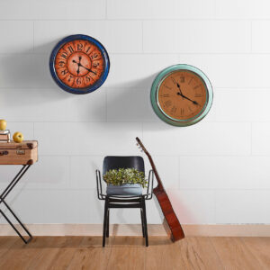 Azulejos cerámicos blancos rectangulares en pared y pavimento efecto madera expuestos en tienda