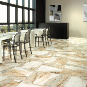 Pavimento brillante efecto mármol crema en sala de exposición con mesas y sillas transparentes